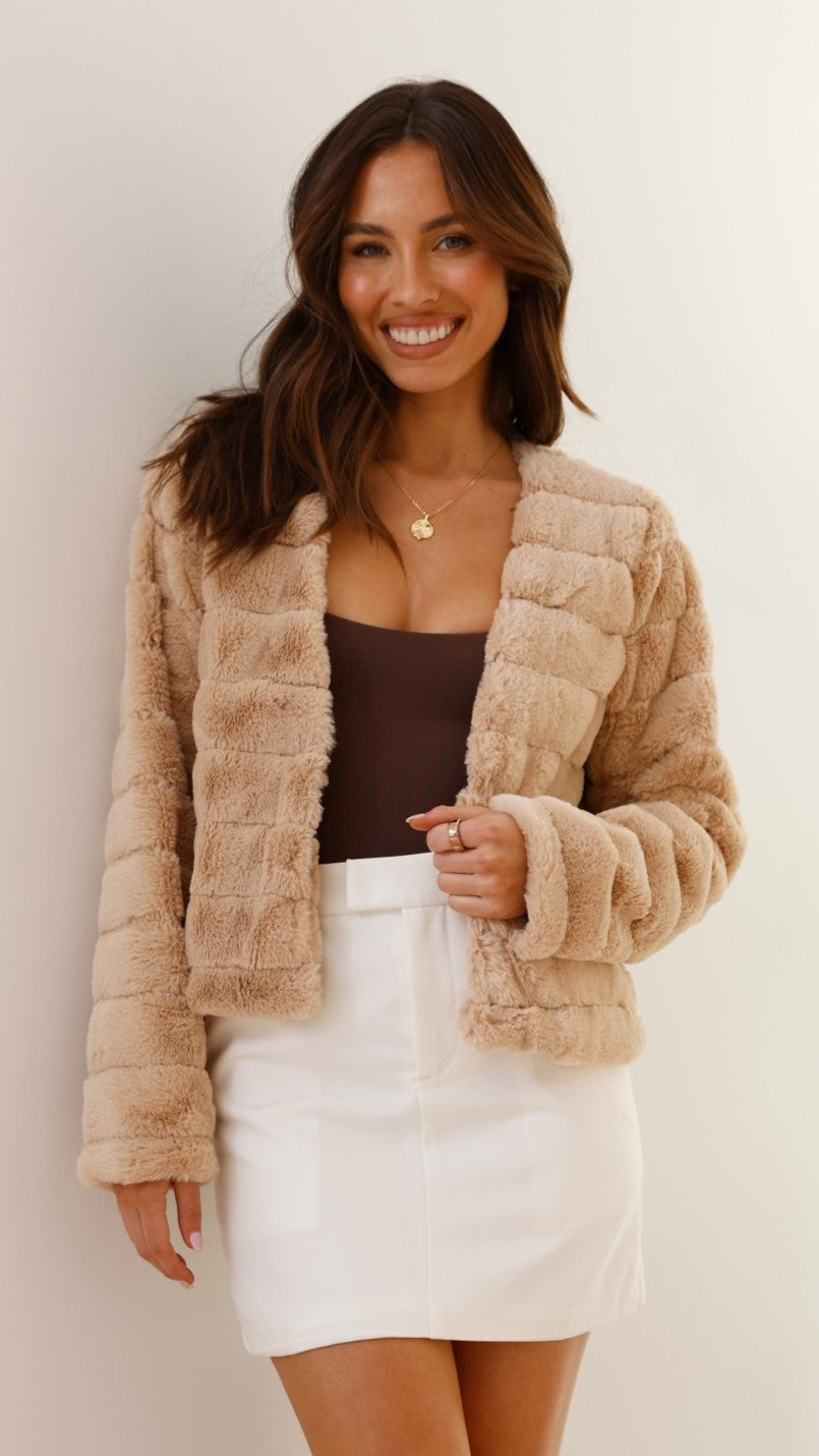 Women's cropped faux fur evening jacket in luxe style, perfect for parties and dinners