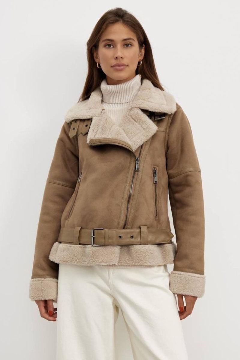 Women's short lined jacket in chic structured silhouette with adjustable collar for elegant winter warmth