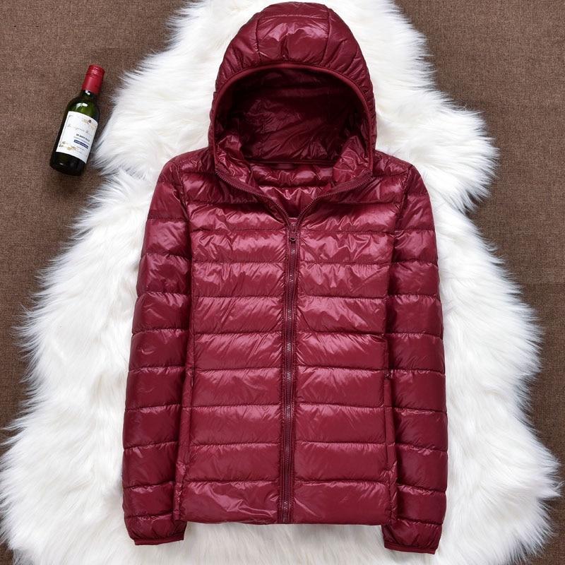 Women's short puffer jacket with hood, lightweight down coat in casual silhouette for everyday warmth