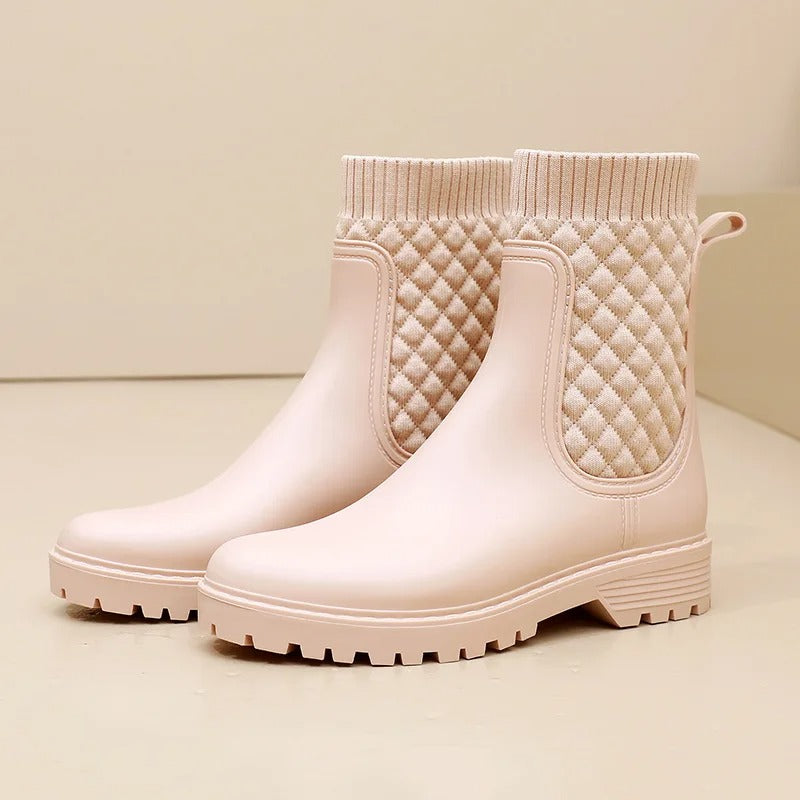 Women's quilted ankle boots with ribbed cuff detail, chic everyday style in neutral tones