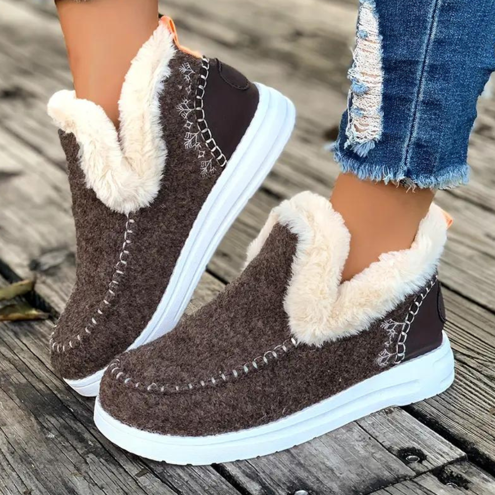 Women's brown winter boots with warm lining, cozy ankle silhouette and sustainable easy-care design