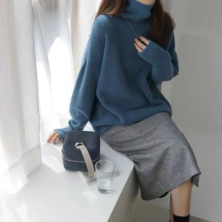 Relaxed-fit casual cashmere turtleneck sweater in neutral tone, breathable knit pullover for everyday luxury