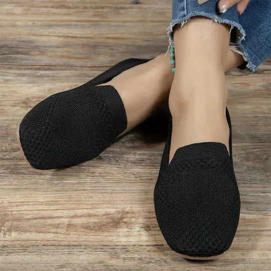 Women's low-top lace-up walking shoes in casual style with padded collar for all-day comfort