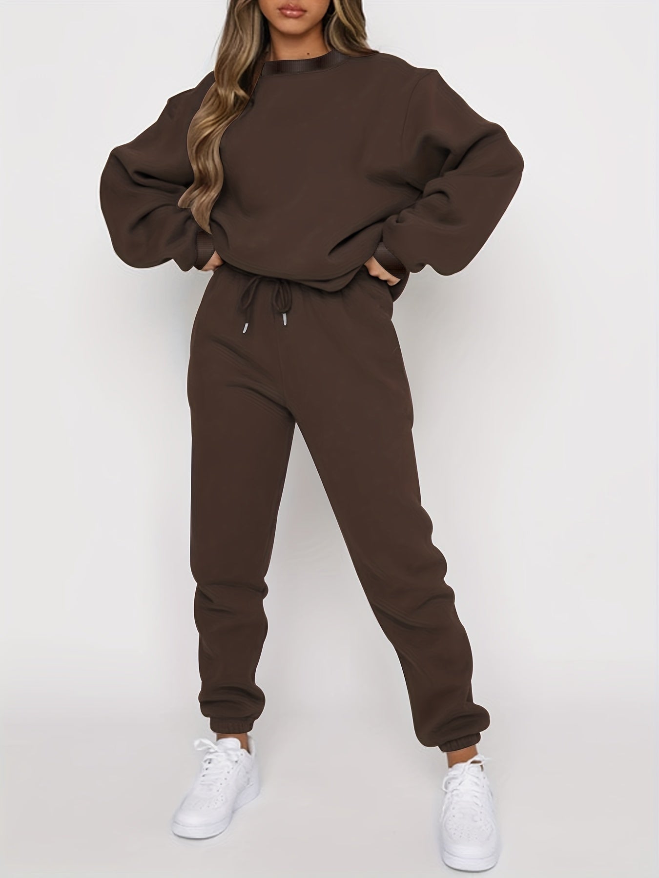 Women's cozy jogging set featuring oversized sweatshirt and high-waisted joggers for casual wear