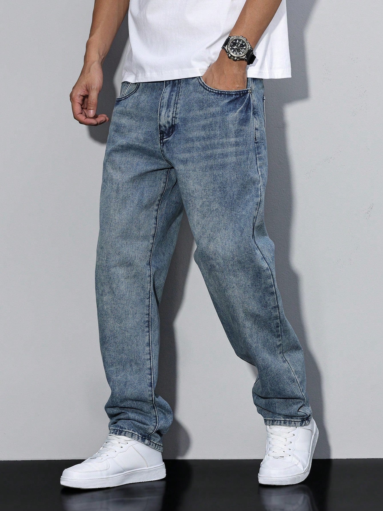 Men's straight cut washed blue jeans mid-rise five-pocket design everyday casual comfort fit