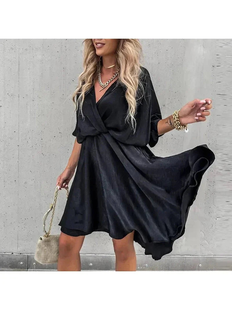 Women's flowy casual dress in daisy print, chic loose silhouette with effortless day-to-night elegance