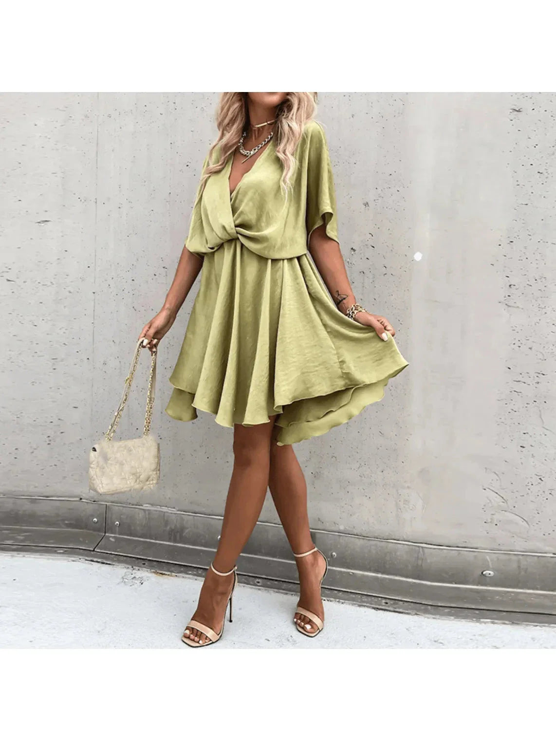 Women's flowy casual dress in daisy print, loose chic silhouette with day-to-night versatile style