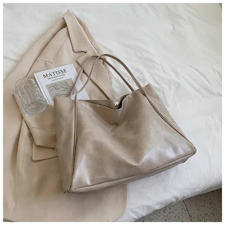 Clara retro vintage handbag for women, elegant structured silhouette with spacious interior