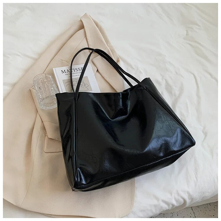 Clara women's retro vintage handbag elegant style spacious interior timeless silhouette daily essentials