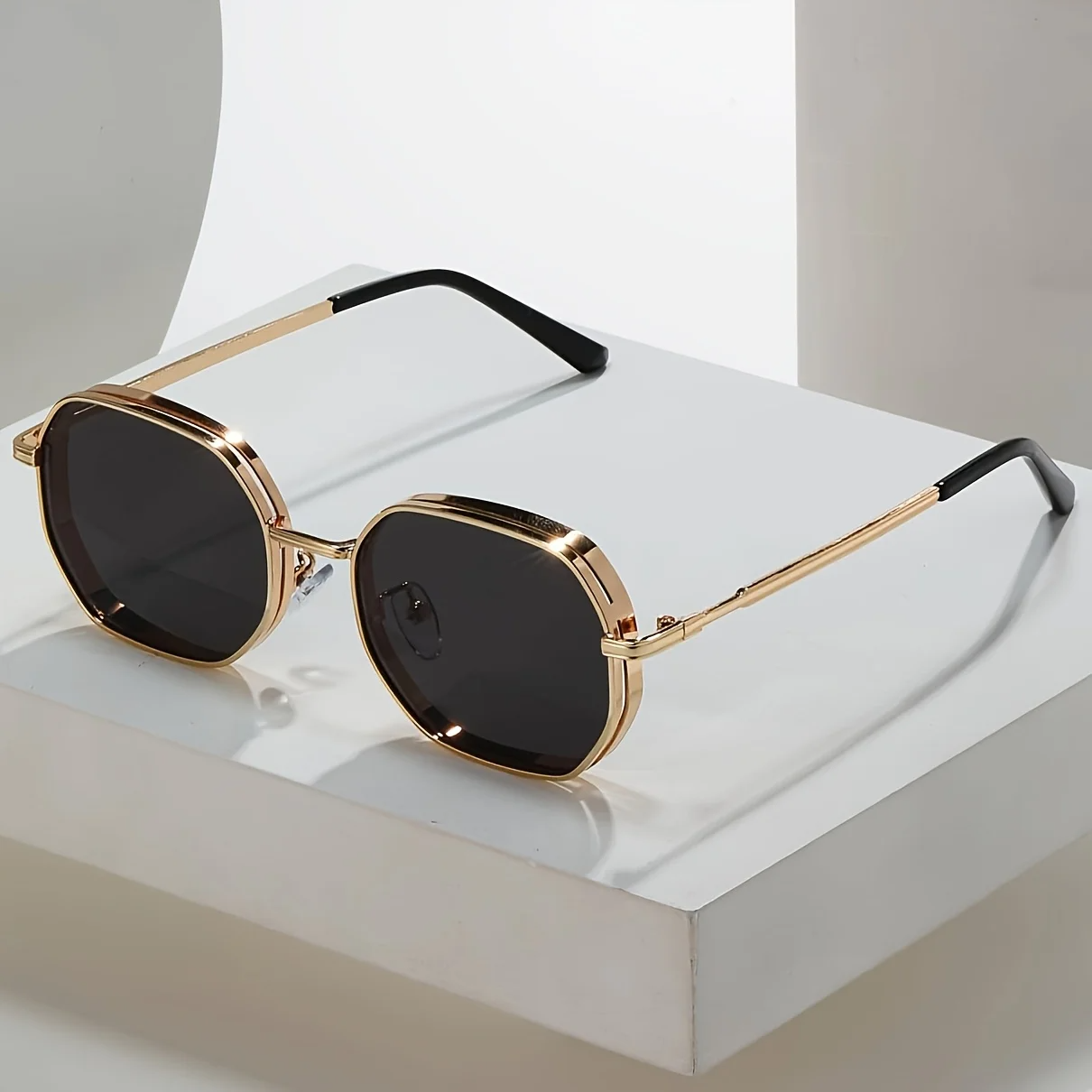 Unisex vintage geometric sunglasses gold metal frame gradient lenses UV400 bold retro style