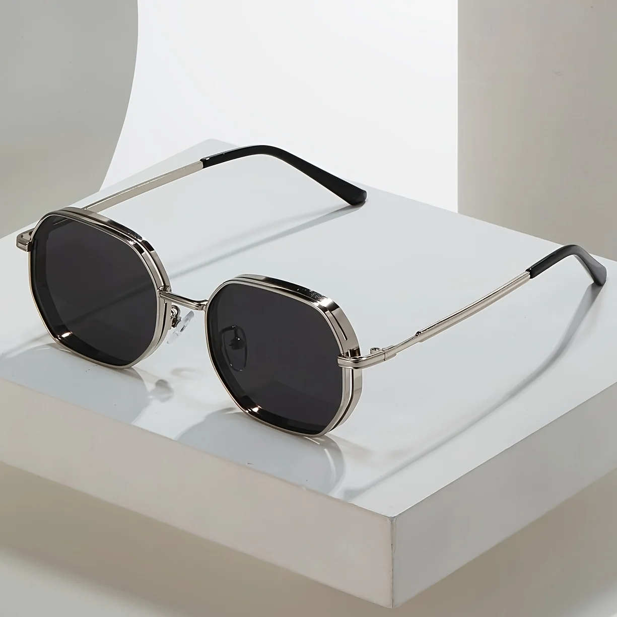 Unisex vintage geometric sunglasses gold metal frame gradient UV400 lenses bold retro style