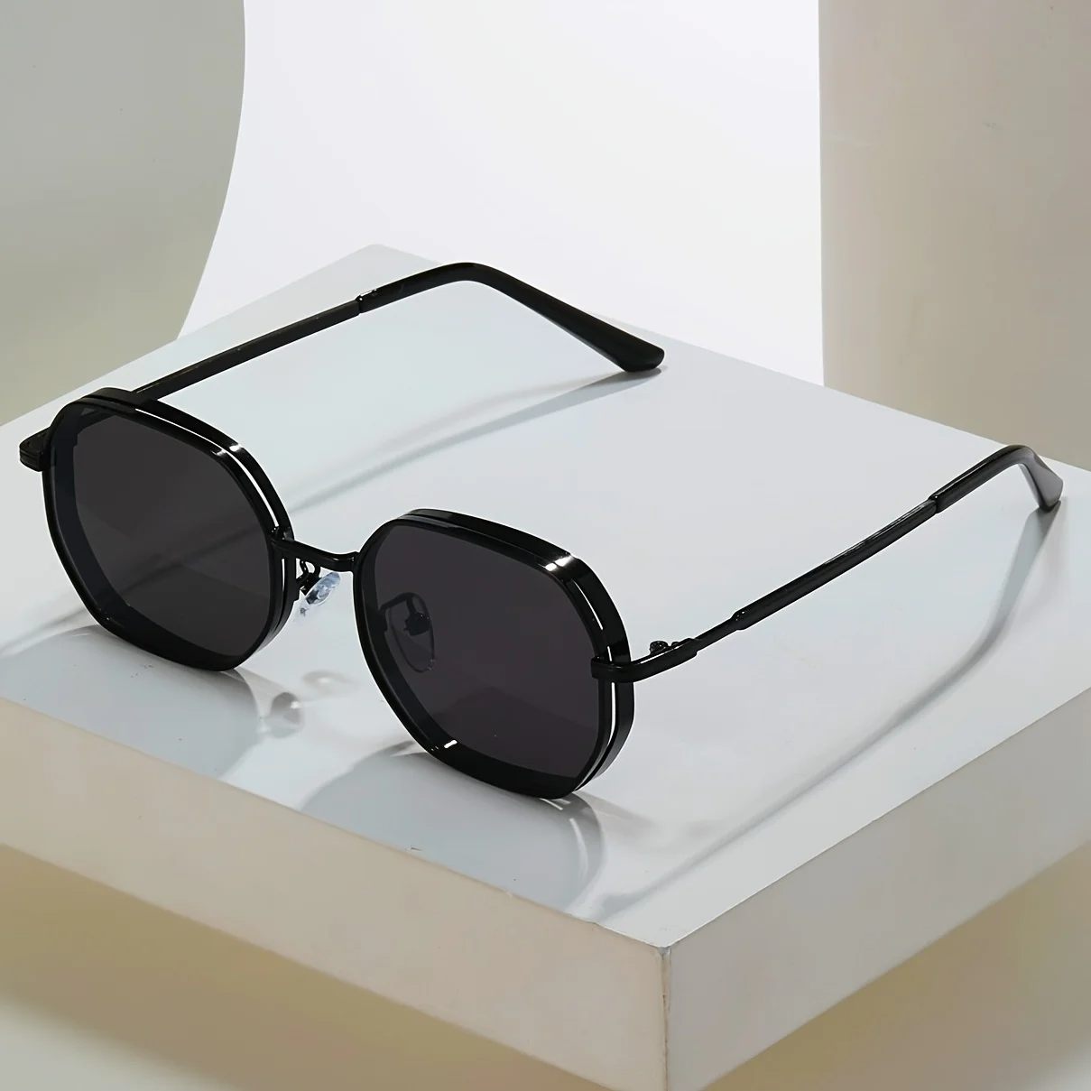 Unisex vintage geometric sunglasses gold metal frame gradient lenses UV400 bold retro style