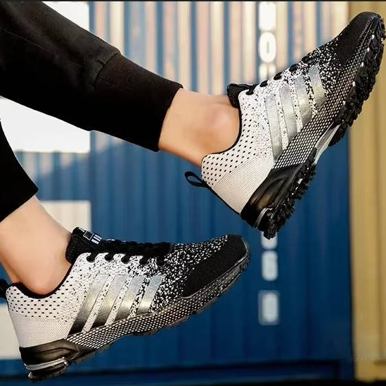 Men's lightweight running shoes breathable mesh upper seamless cushioned sole for daily training runs