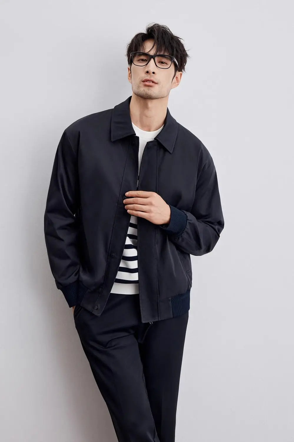 Men's classic bomber jacket in versatile style with comfortable fit and practical front zipper