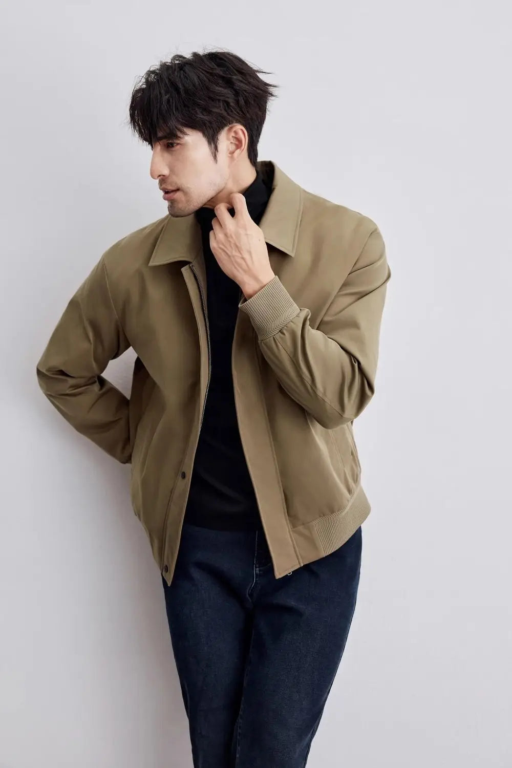Men's classic bomber jacket comfortable everyday wear with practical front zipper, versatile modern silhouette