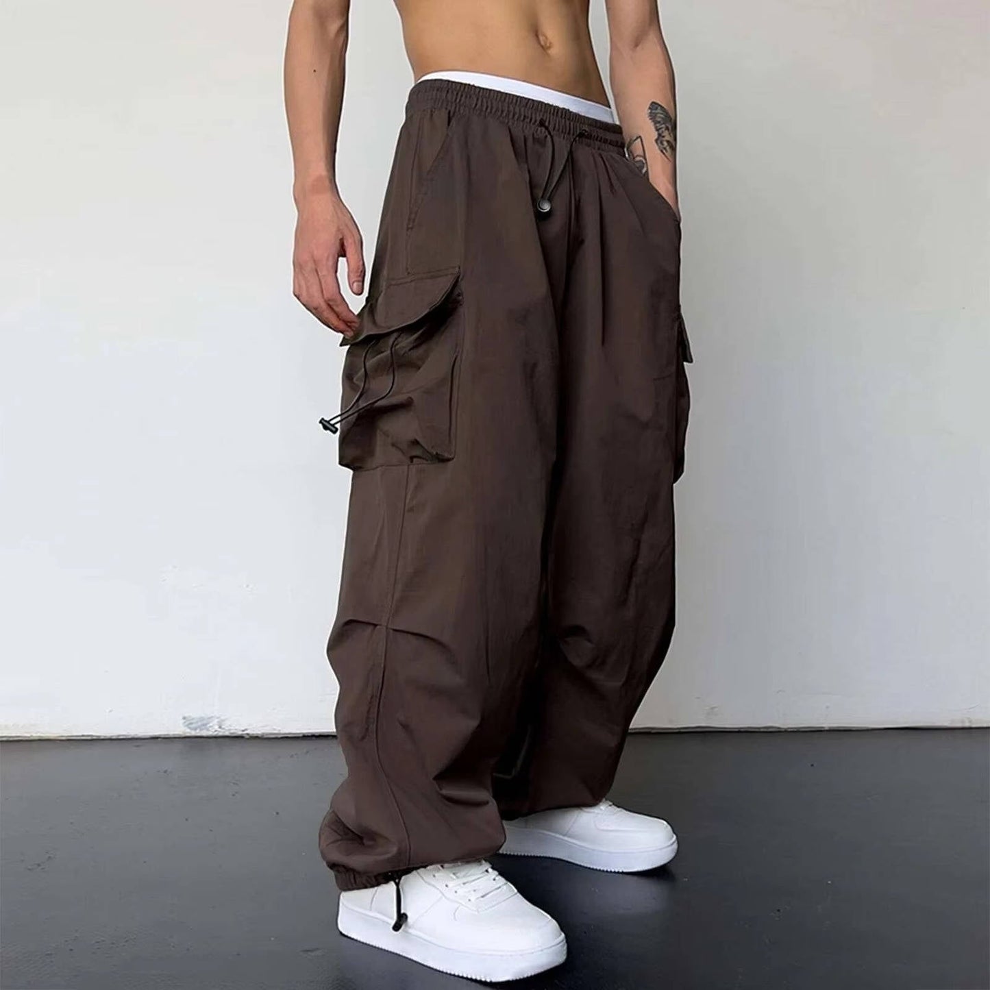 Men's baggy cargo pants wide-leg relaxed fit streetwear style with large side pockets drawstring waist