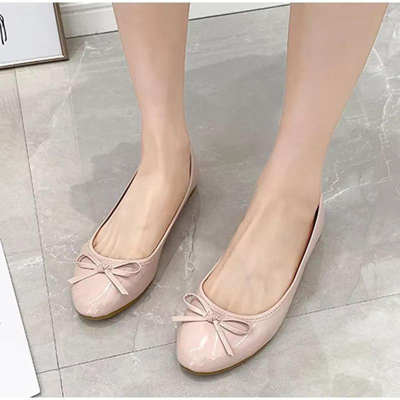 Urbann-Vibe black leather ballet flats with built-in arch support for all-day professional comfort