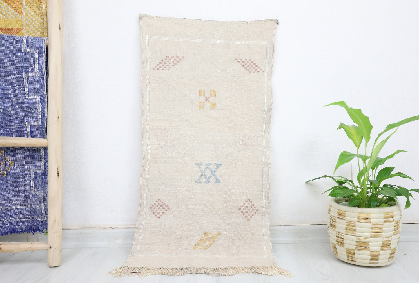 Nelya Cactus Silk Rug 1'4" X 3'1" - Urbann-Vibe