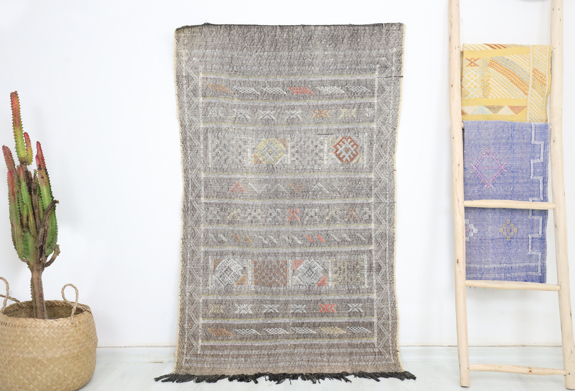 Mayus Cactus Silk Rug 3'0" X 4'7" - Urbann-Vibe