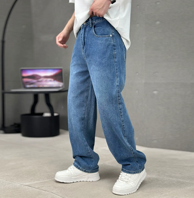 Men's loose fit straight blue denim jeans relaxed silhouette classic straight-leg casual everyday style