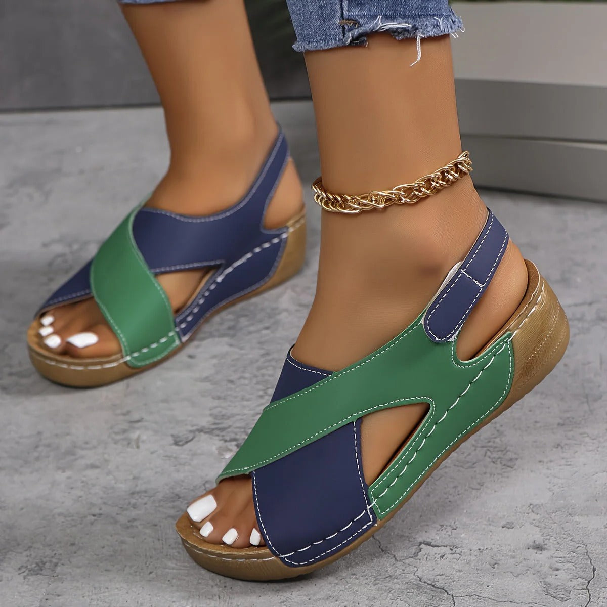 Lightweight open-toe walking sandals with breathable design and cushioned insole for daily comfort