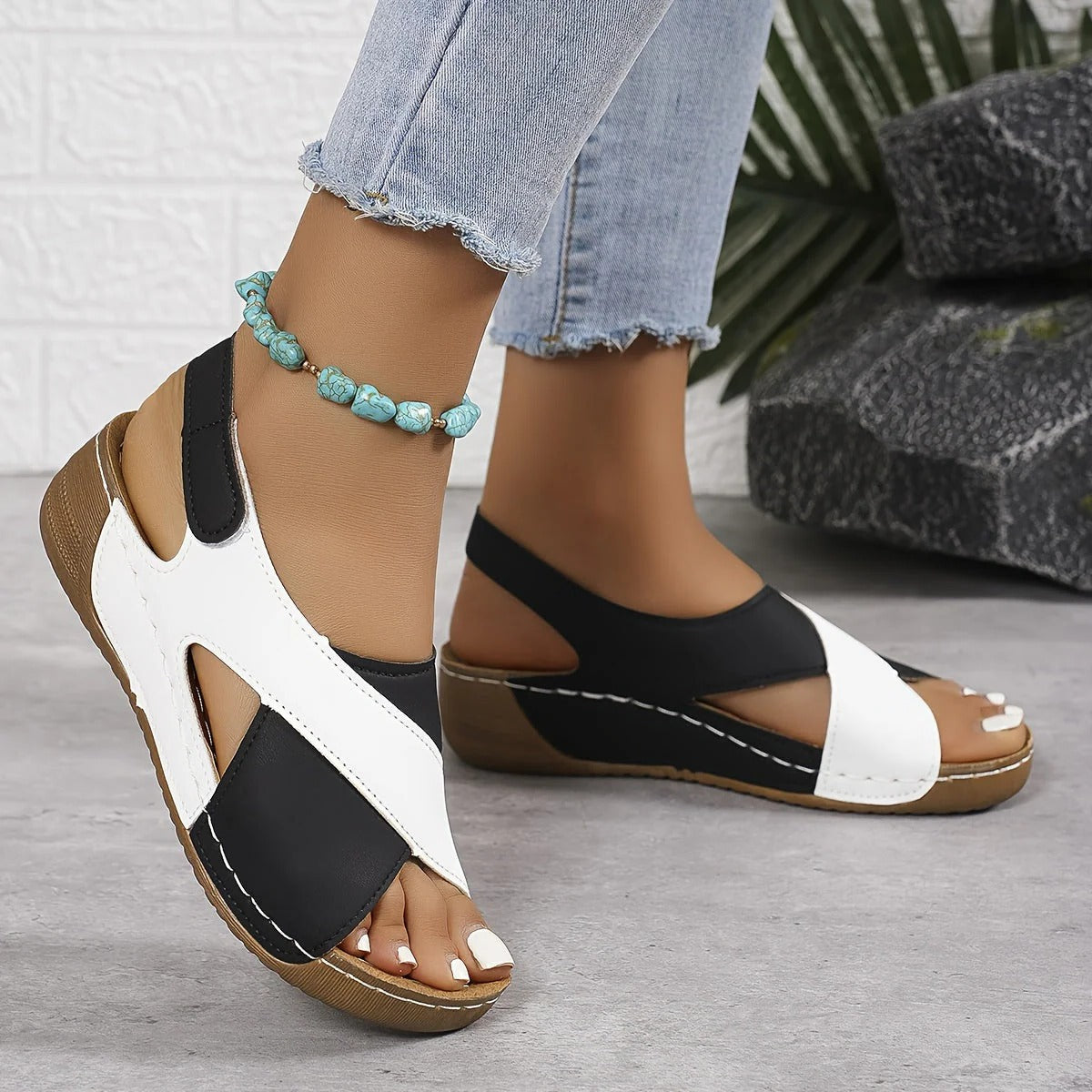 Lightweight open-toe walking sandals with breathable design and cushioned insole for daily comfort