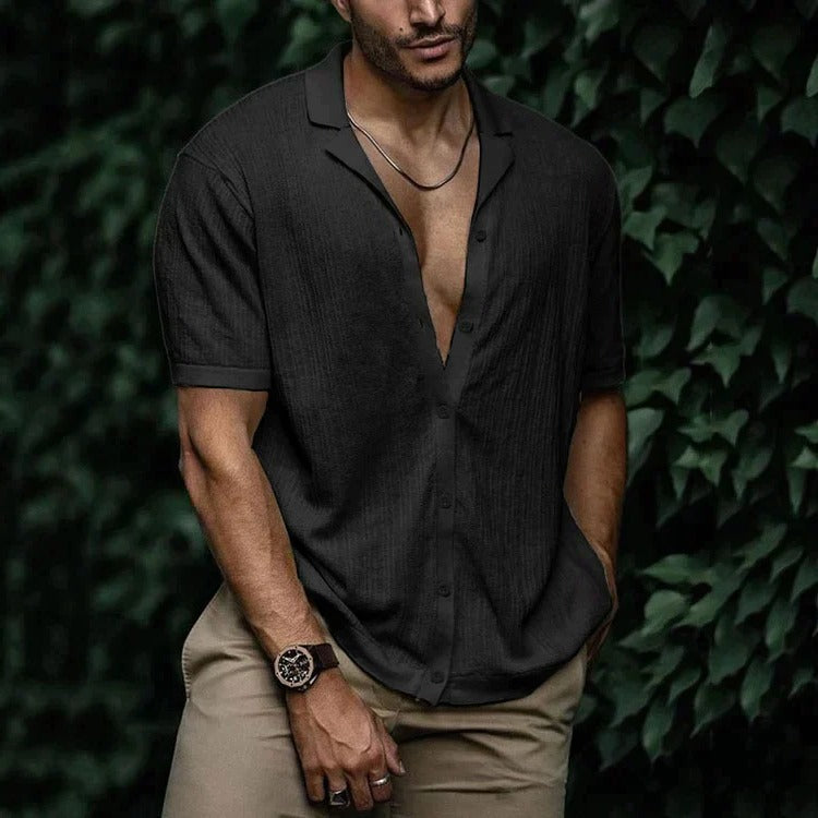 Men's lightweight short-sleeve button-down shirt in classic casual style with breathable regular fit