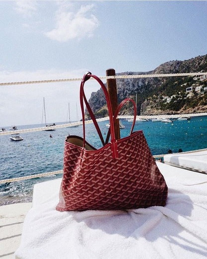Women's structured shoulder bag with adjustable strap, spacious interior, polished silhouette for everyday use