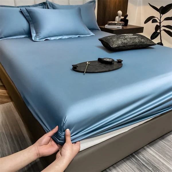 Fitted sheet with elastic edges, soft smooth surface in neutral tones, secure deep mattress fit