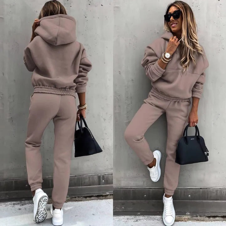 Women's two-piece athleisure tracksuit relaxed fit versatile casual loungewear with modern street style