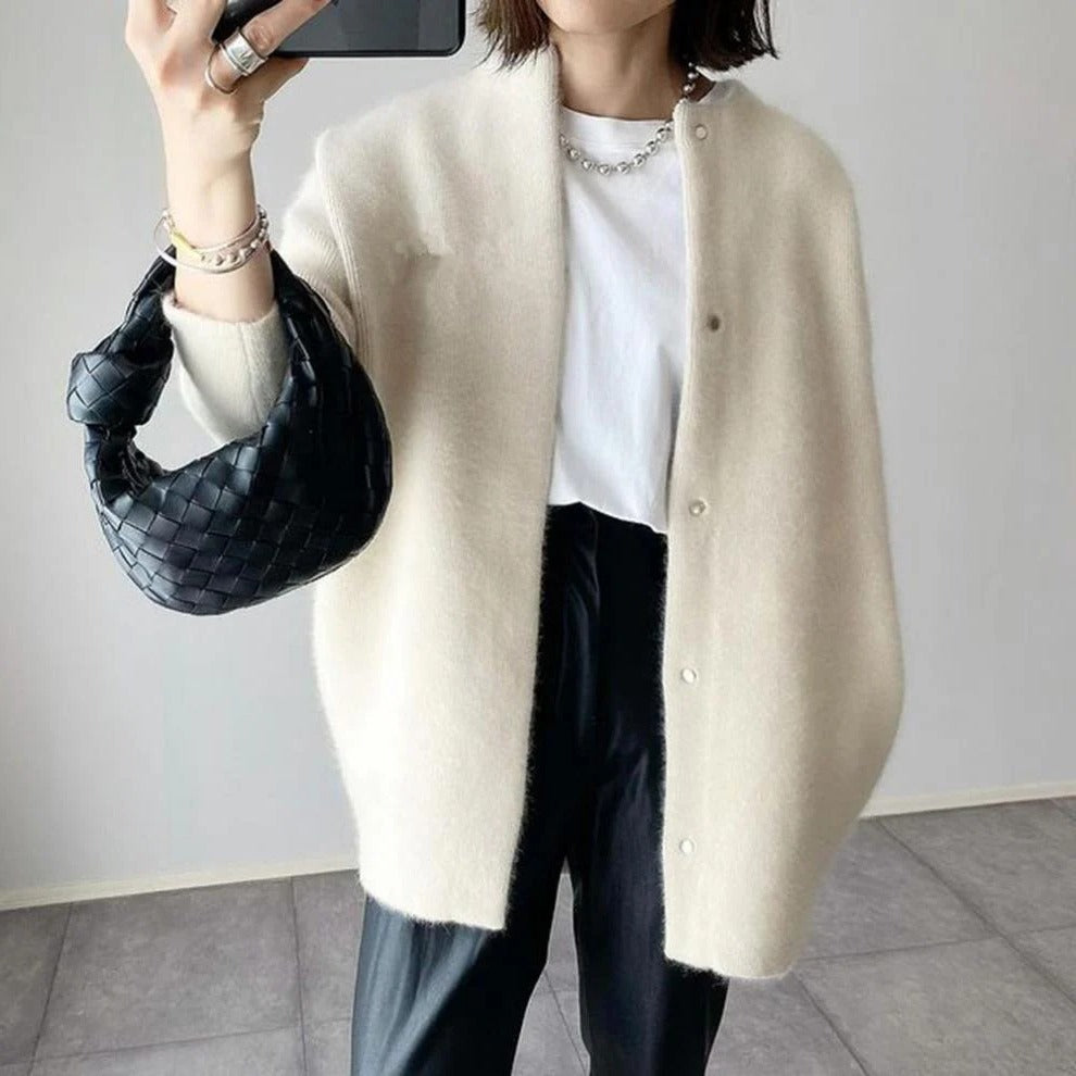 Women's elegant relaxed-fit cardigan versatile layering piece for casual and semi-formal everyday wear