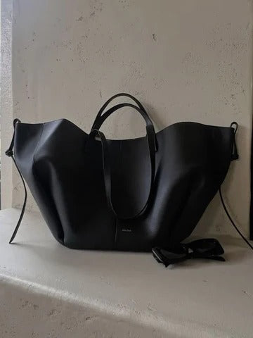 Vintage women's tote bag elegant spacious carryall with structured silhouette for all-day use