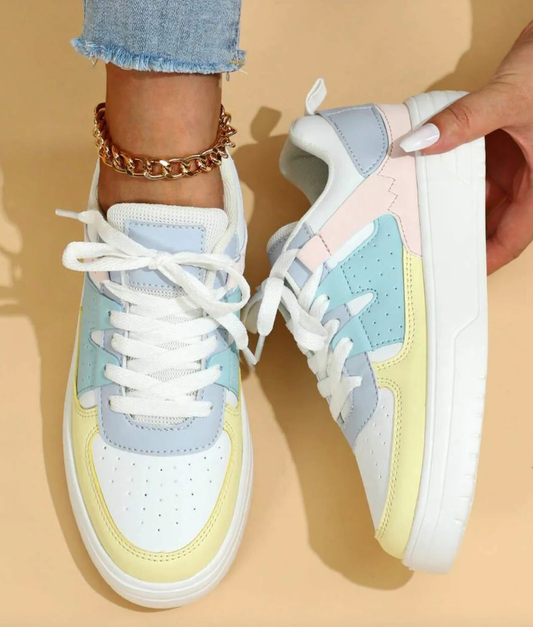 Women's low-cut lace-up sneakers in clean neutral tones, streamlined silhouette for all-day everyday comfort