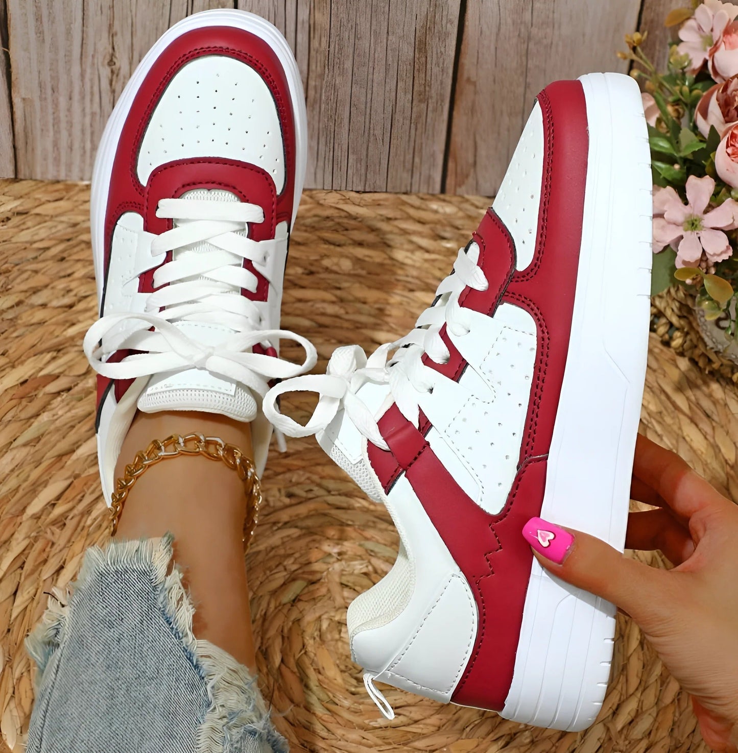 Women's low-cut lace-up sneakers in clean neutral tones, streamlined silhouette for all-day everyday comfort