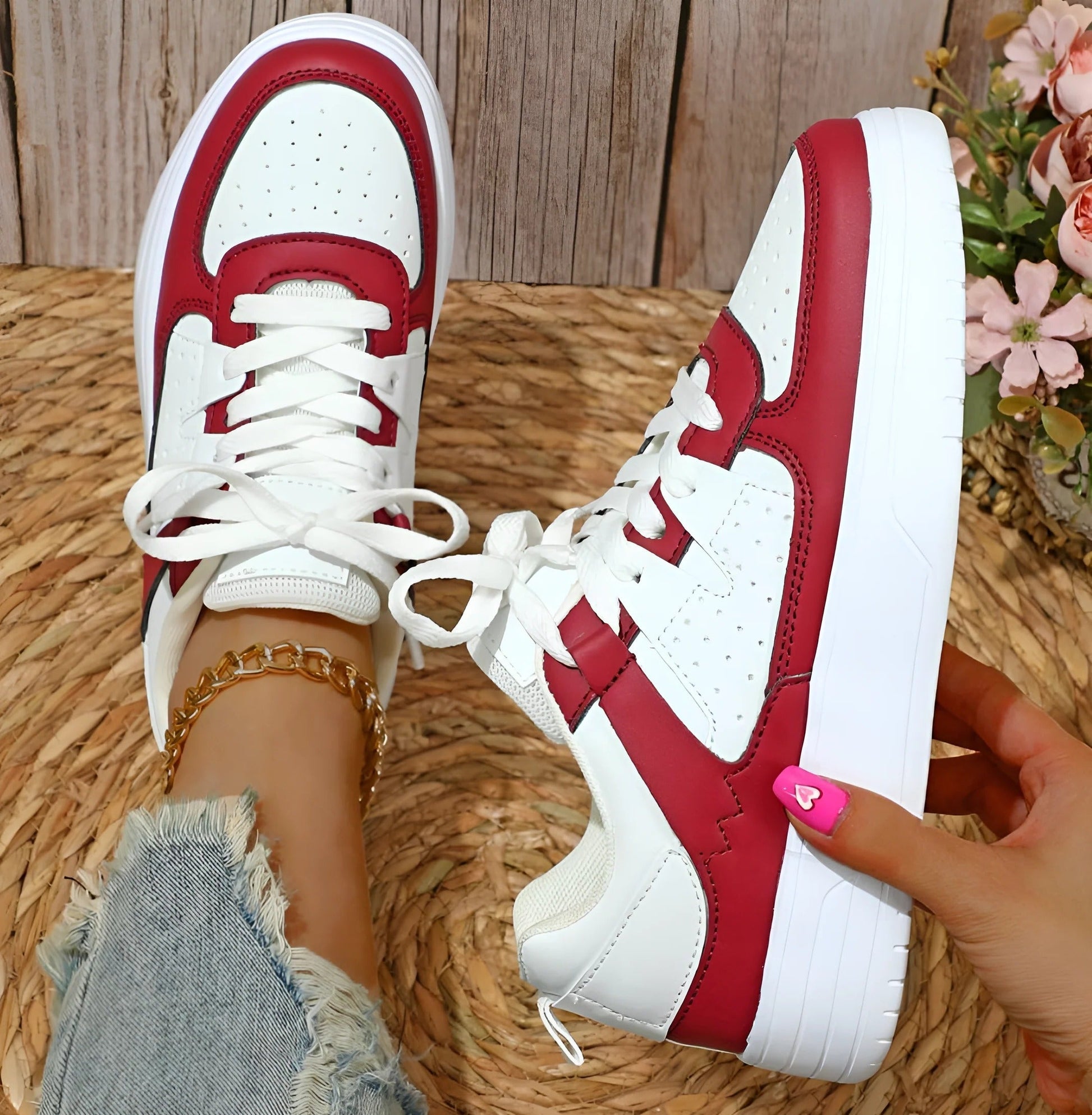Women's low-cut lace-up sneakers in clean neutral tones, streamlined silhouette for all-day everyday comfort