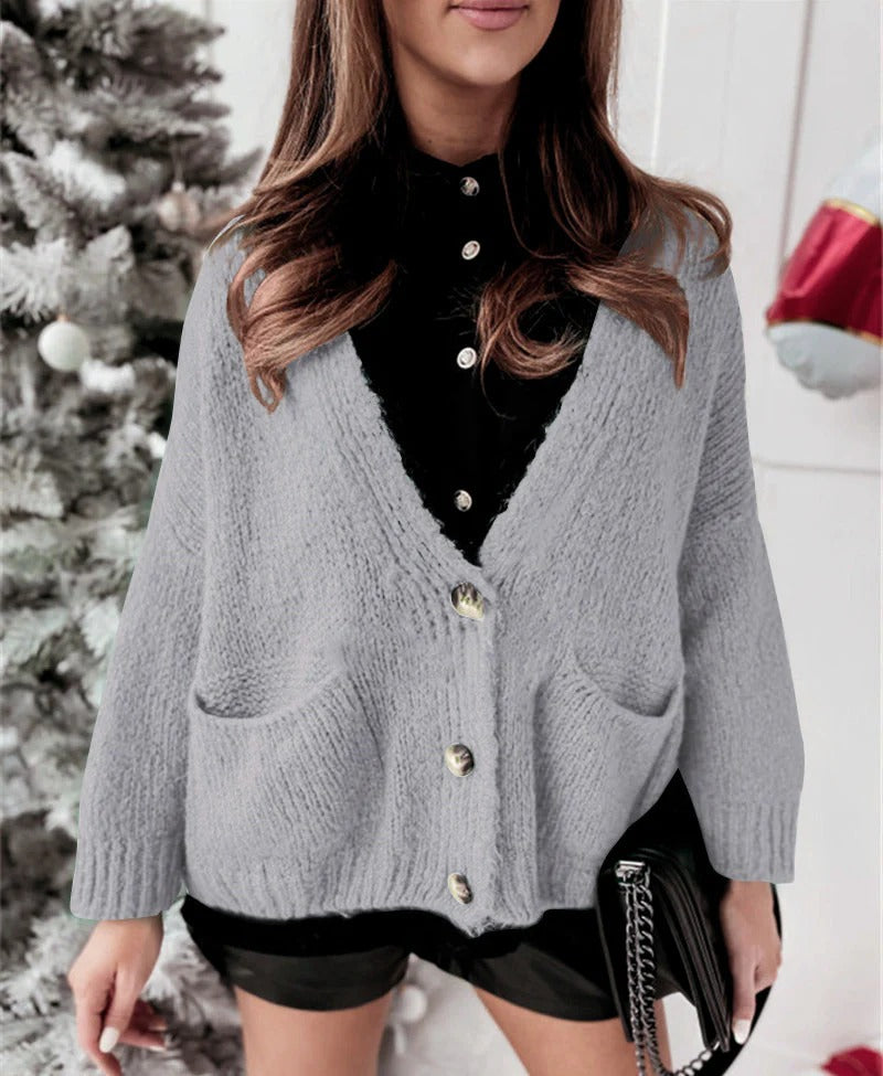 Women's oversized chunky knit cardigan, V-neck with button closure and deep pockets, cozy style
