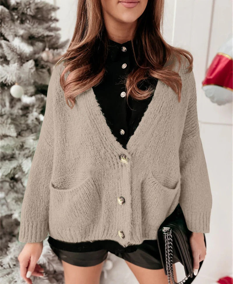 Women's oversized chunky knit cardigan, V-neck with button closure and deep pockets