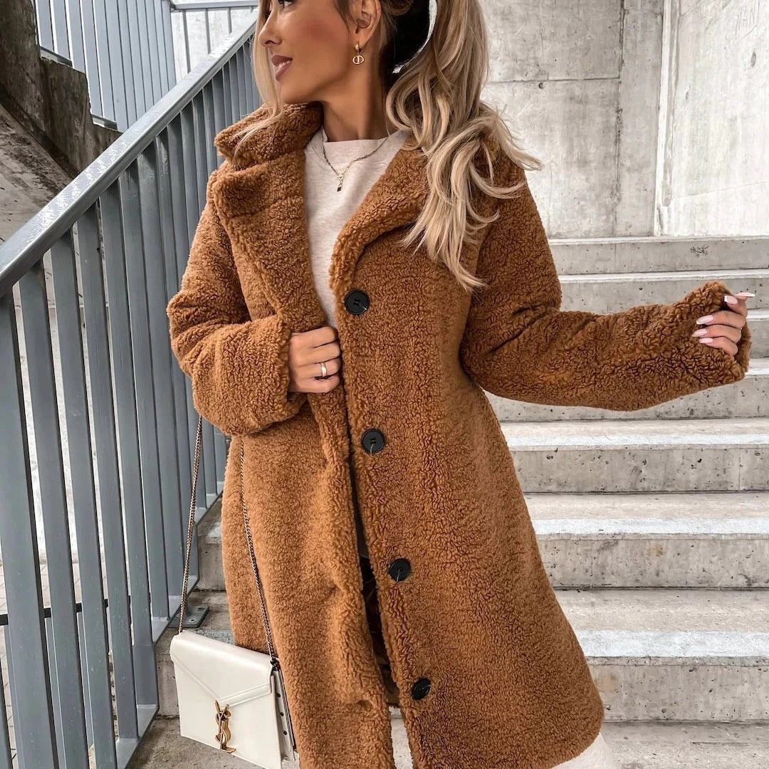 Women's oversized teddy coat in soft plush faux fur, relaxed silhouette for cozy winter style