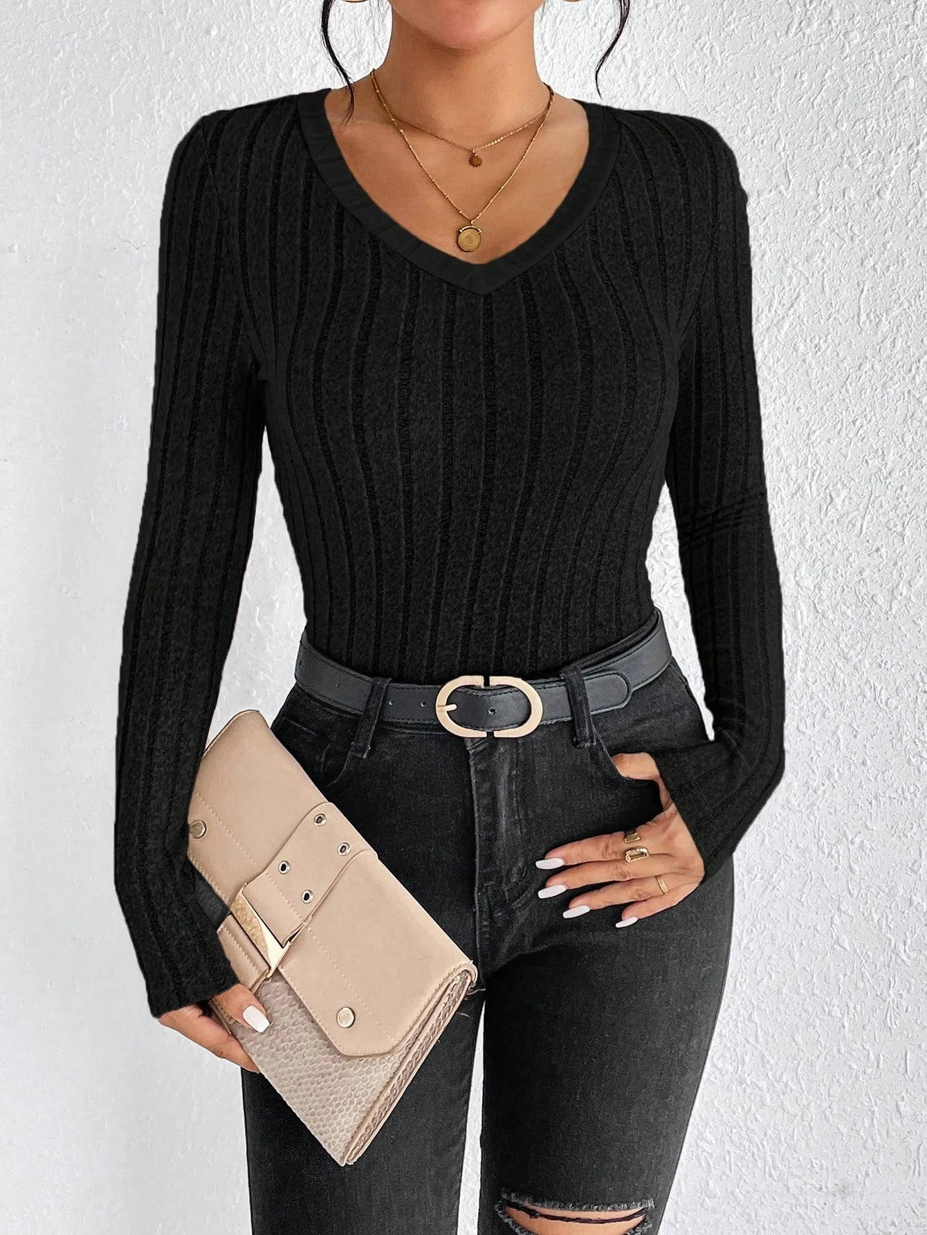 Women's cozy V-neck sweater in versatile knit, flattering everyday silhouette with shape-retaining polyester