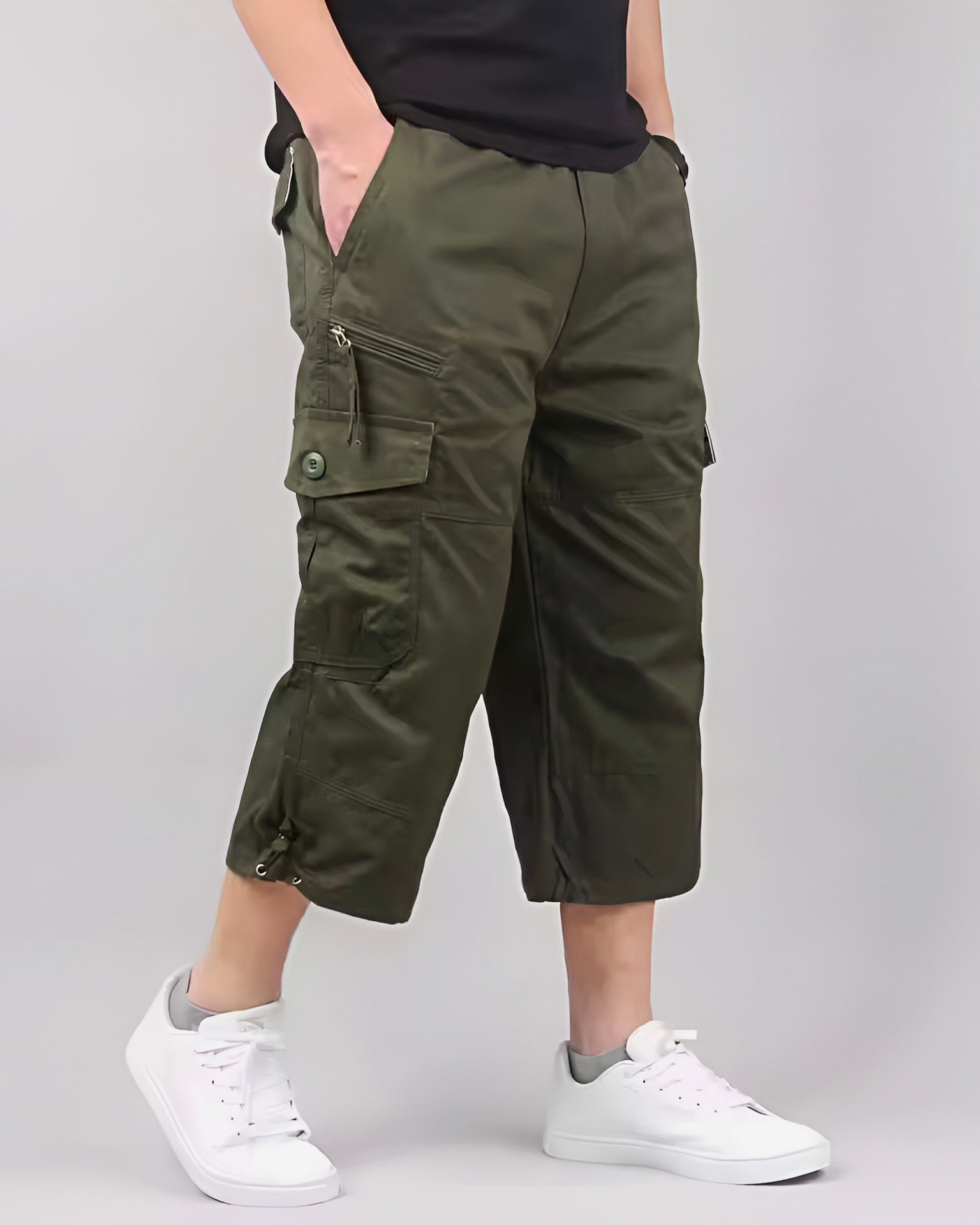 Men's garment-washed cotton cargo shorts relaxed knee-length fit with dual flap pockets