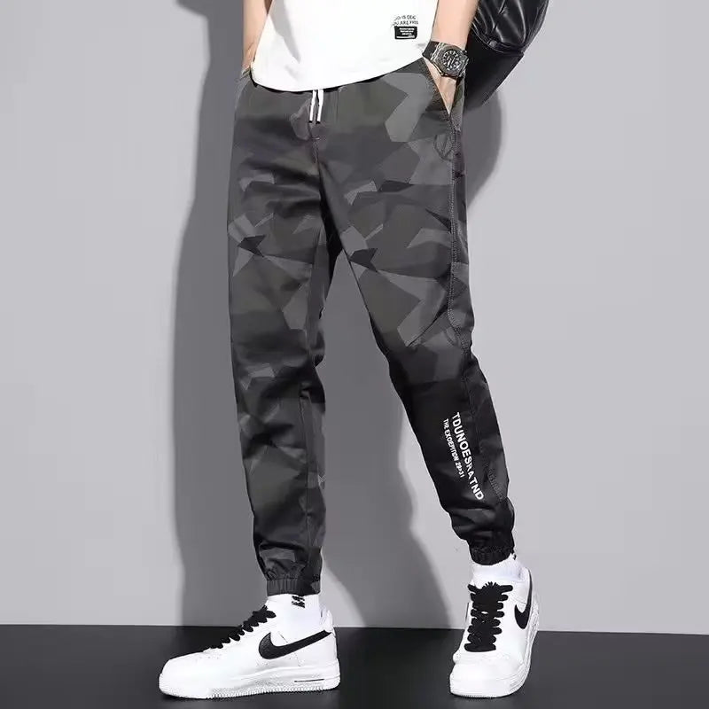 Men's wide-leg cargo pants streetwear style with relaxed cut and multi-pocket workwear design