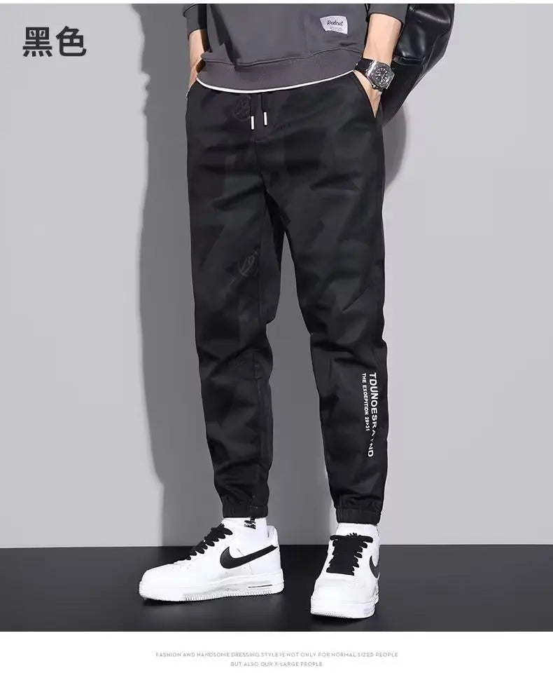 Men's wide-leg cargo pants streetwear style with rugged workwear design for urban comfort