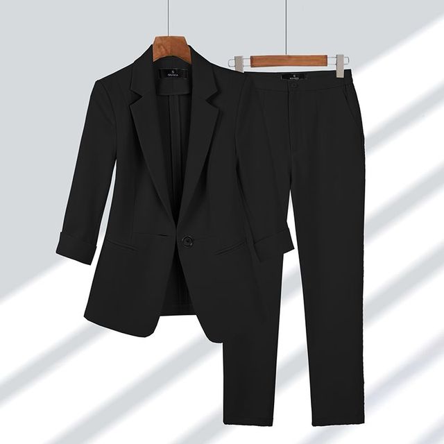 Women's tailored blazer and slim-fit trousers suit set for modern professionals, single-button closure