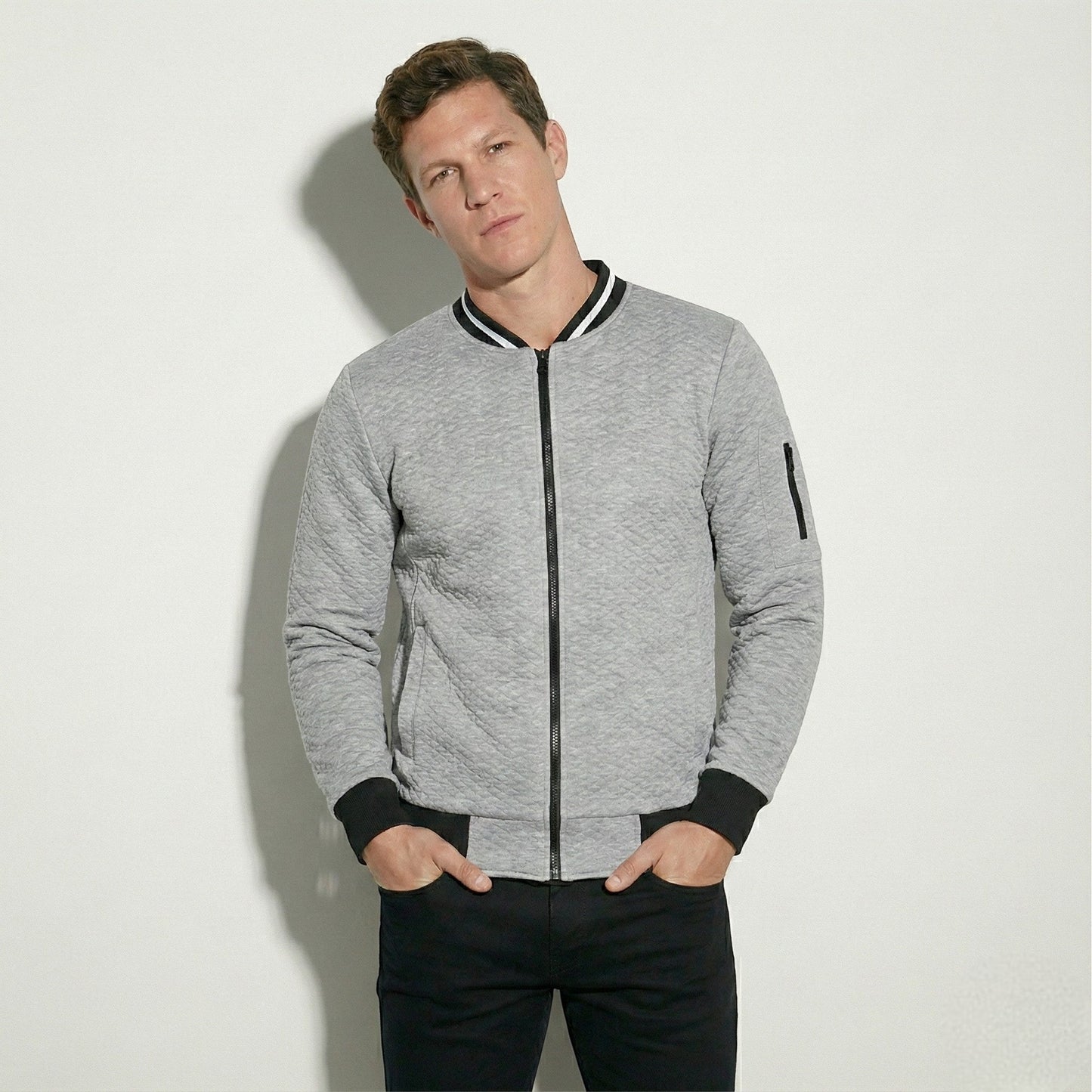 Men's slim-fit zip-up sweater blended fabric breathable elastic cuffs modern sporty silhouette