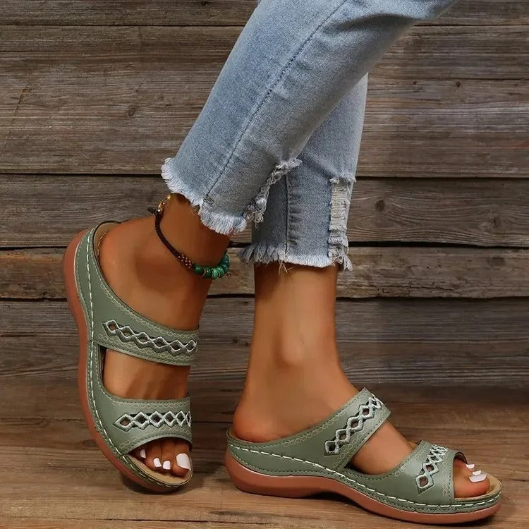 Women's lightweight open-toe summer sandals with adjustable hook-and-loop strap for customizable fit