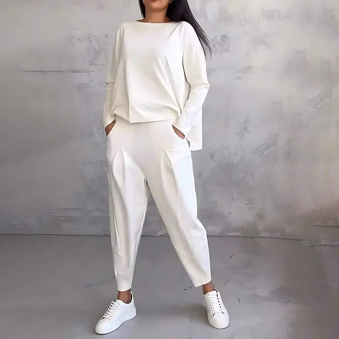 Women's loose fit two-piece set, flowy long-sleeve top and tapered pants, chic casual style